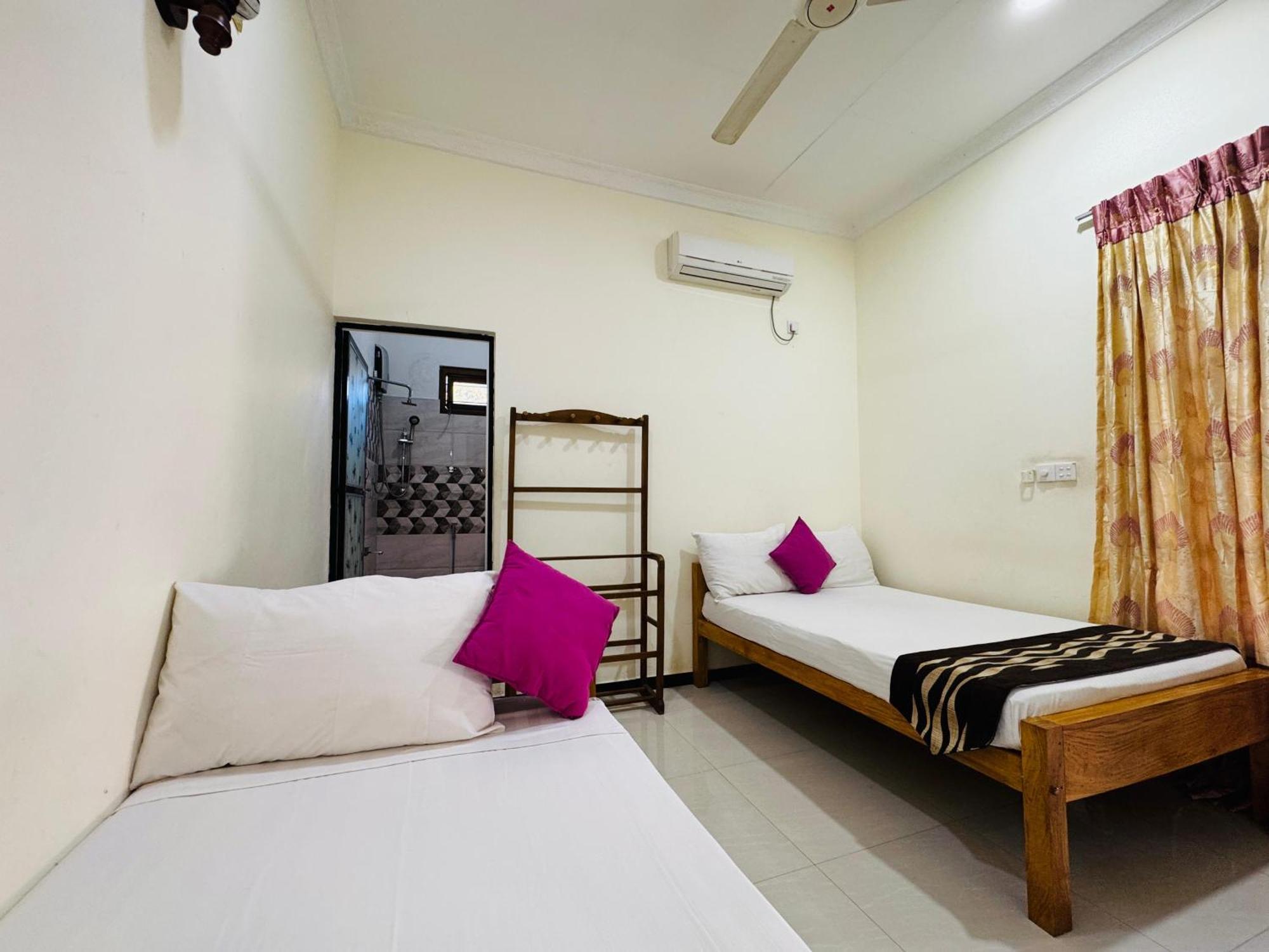 Aa Inn تريكونامالاي الغرفة الصورة